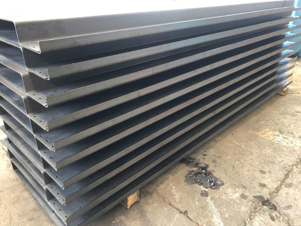 Placas conformadas con barrenos