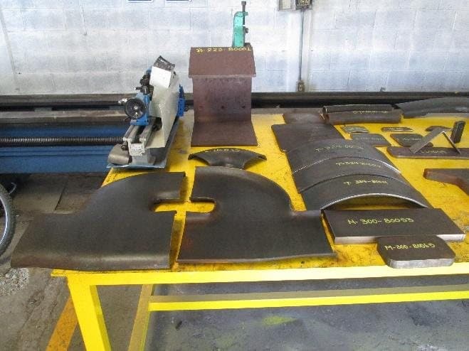 Refacciones y piezas metálicas identificadas en taller