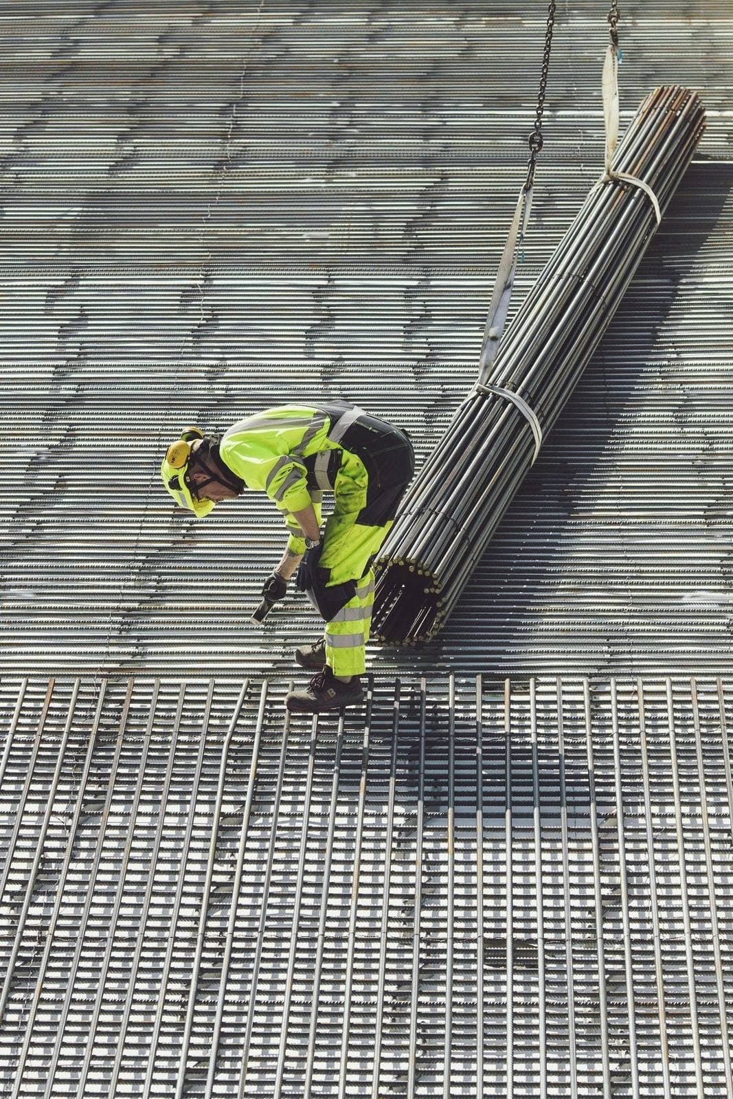 Obra de construcción con estructura metálica, imagen representativa