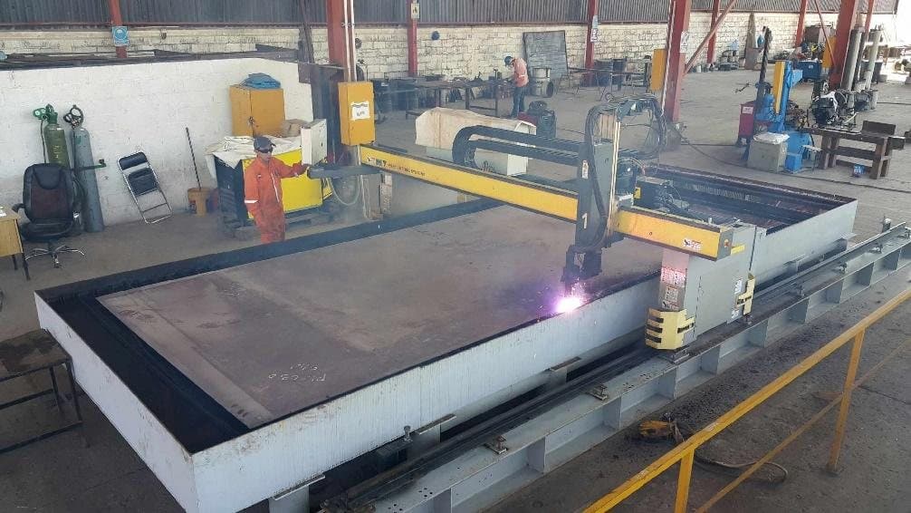 Corte de placa con pantógrafo en taller de manufactura