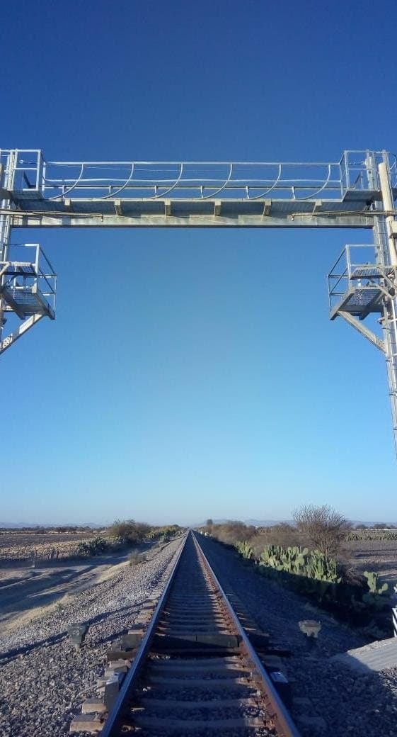 Estructura metálica sobre vía férrea
