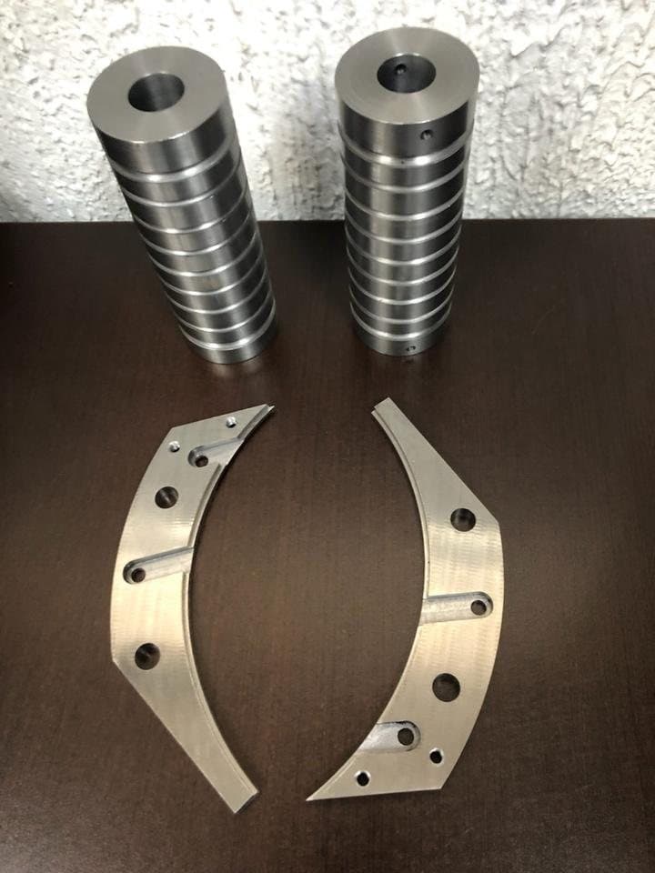 Componente metálico en proceso de maquinado
