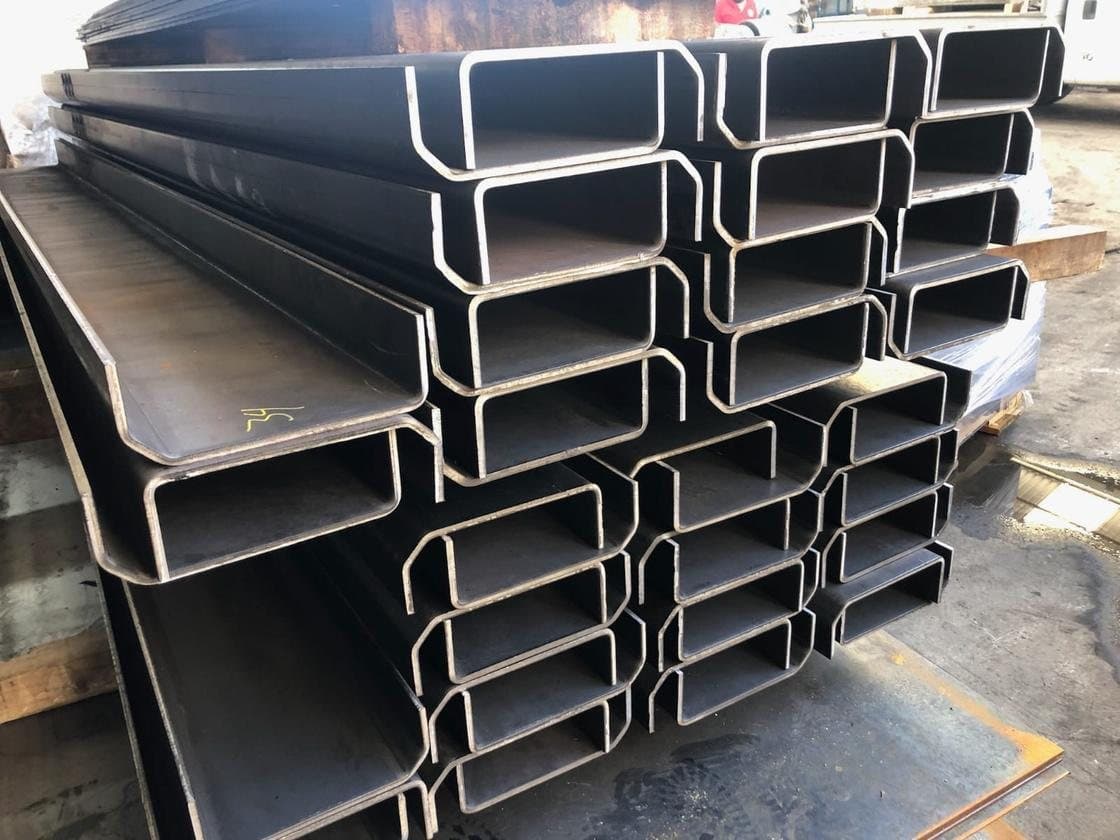 Perfiles de acero canal fabricados y apilados